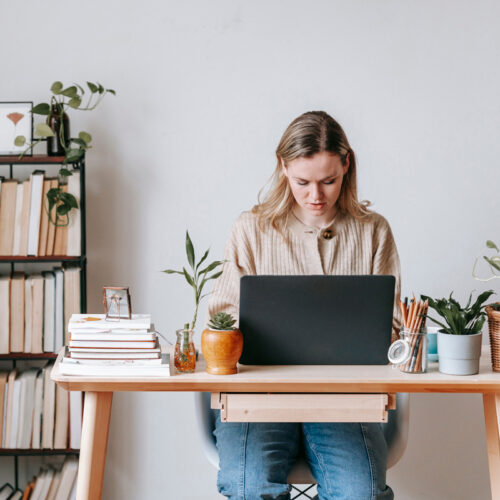 Indépendant concentré travaillant sur un ordinateur portable au bureau à domicile