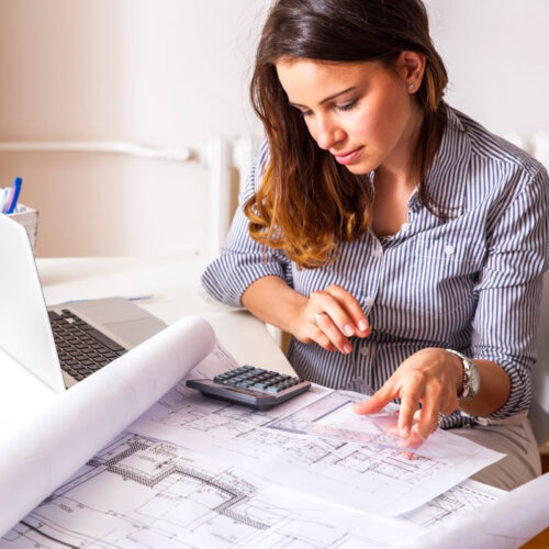 Femme architecte se concentrant sur la conception de plan pendant que sa comptabilité est gérée par Comptateam