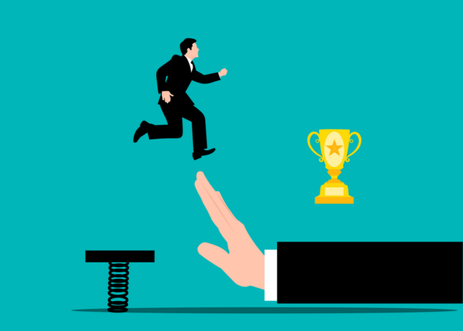 Illustration du tremplin indépendant par un homme qui rebondit vers un trophée