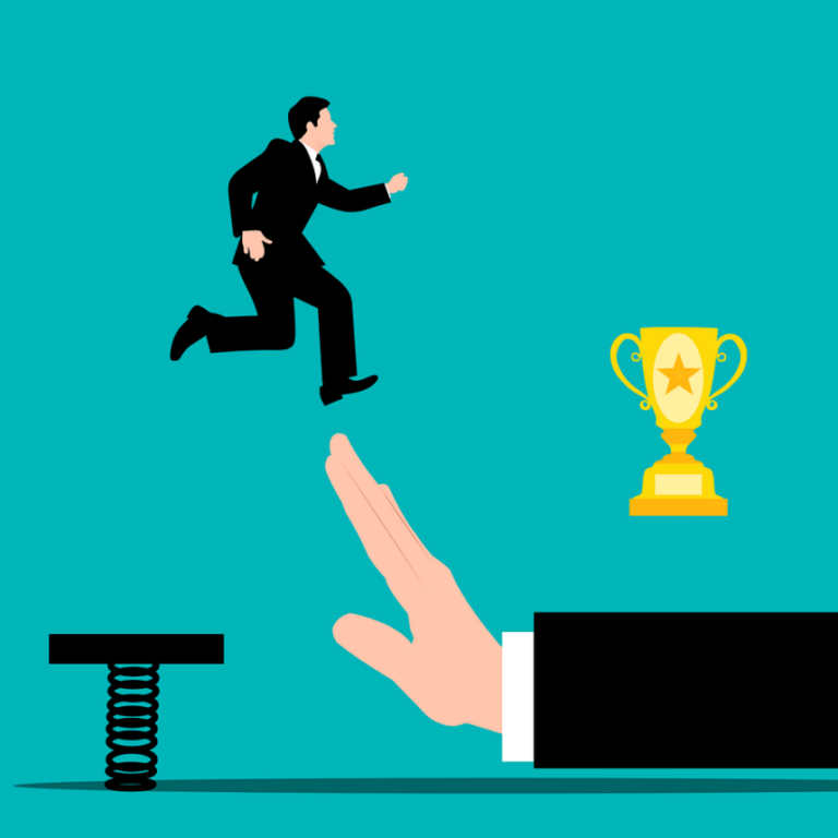 Illustration du tremplin indépendant par un homme qui rebondit vers un trophée