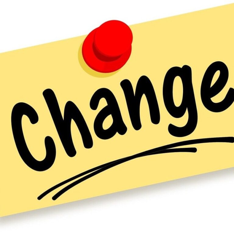 Illustration d'un post-it où il écrit "Change" pour illustrer la modernisation de la chaîne de TVA